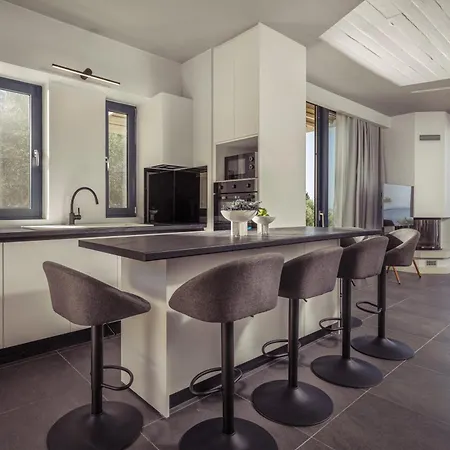 Terra Petra Luxury - The Seafront Retreat וילה